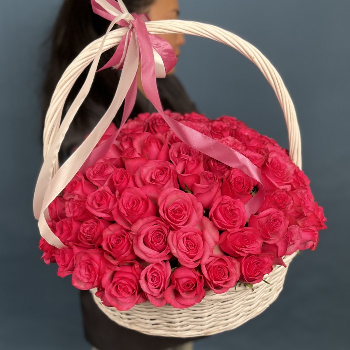 101 малиновая роза Палома Роял в корзине